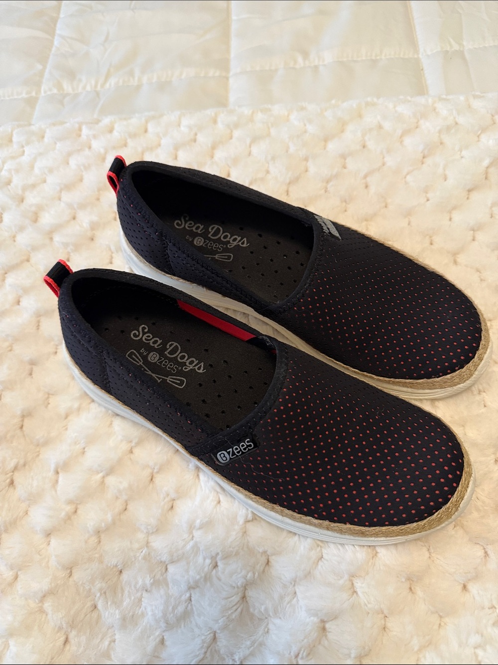 Sea Dogs Women’s Slip-On Casual Shoes in Black with Red Accent